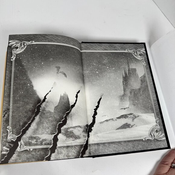 Fourth Wing Rebecca Yarros 1st Ed 2023 Holiday Limited HC Black Sprayed Edges - Picture 16 of 16